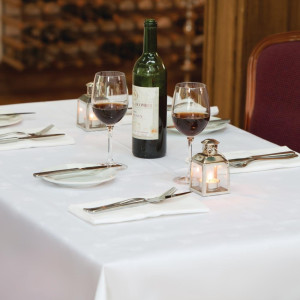 Balta kokvilnas salvetes ar satīna joslu - 10 gabalu komplekts - Mitre Luxury - Fourniresto